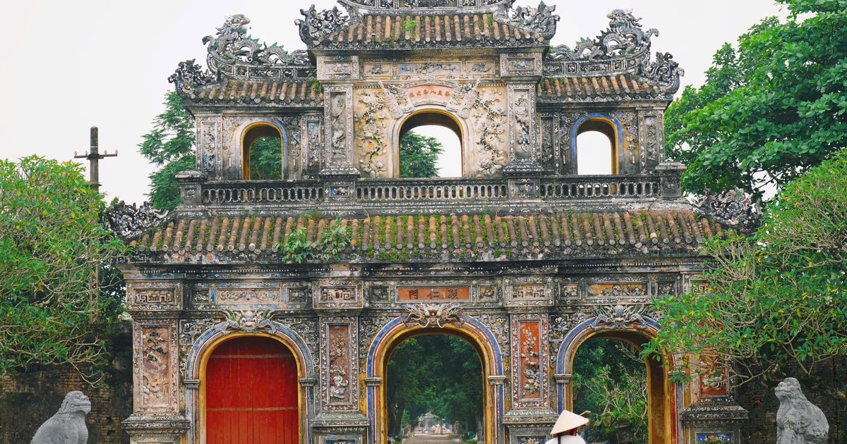 Khảm sành sứ: Điểm nhấn độc bản của kiến trúc cung đình Huế