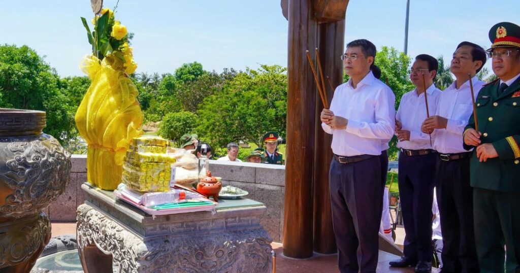 Thủ tướng Lê Minh Hưng dâng hương tại các khu di tích lịch sử tỉnh Quảng Trị