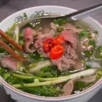 Thiên Ân – Kỳ Duyên xếp hàng thưởng thức quán mì Michelin bình dân “gây sốt” Bangkok
