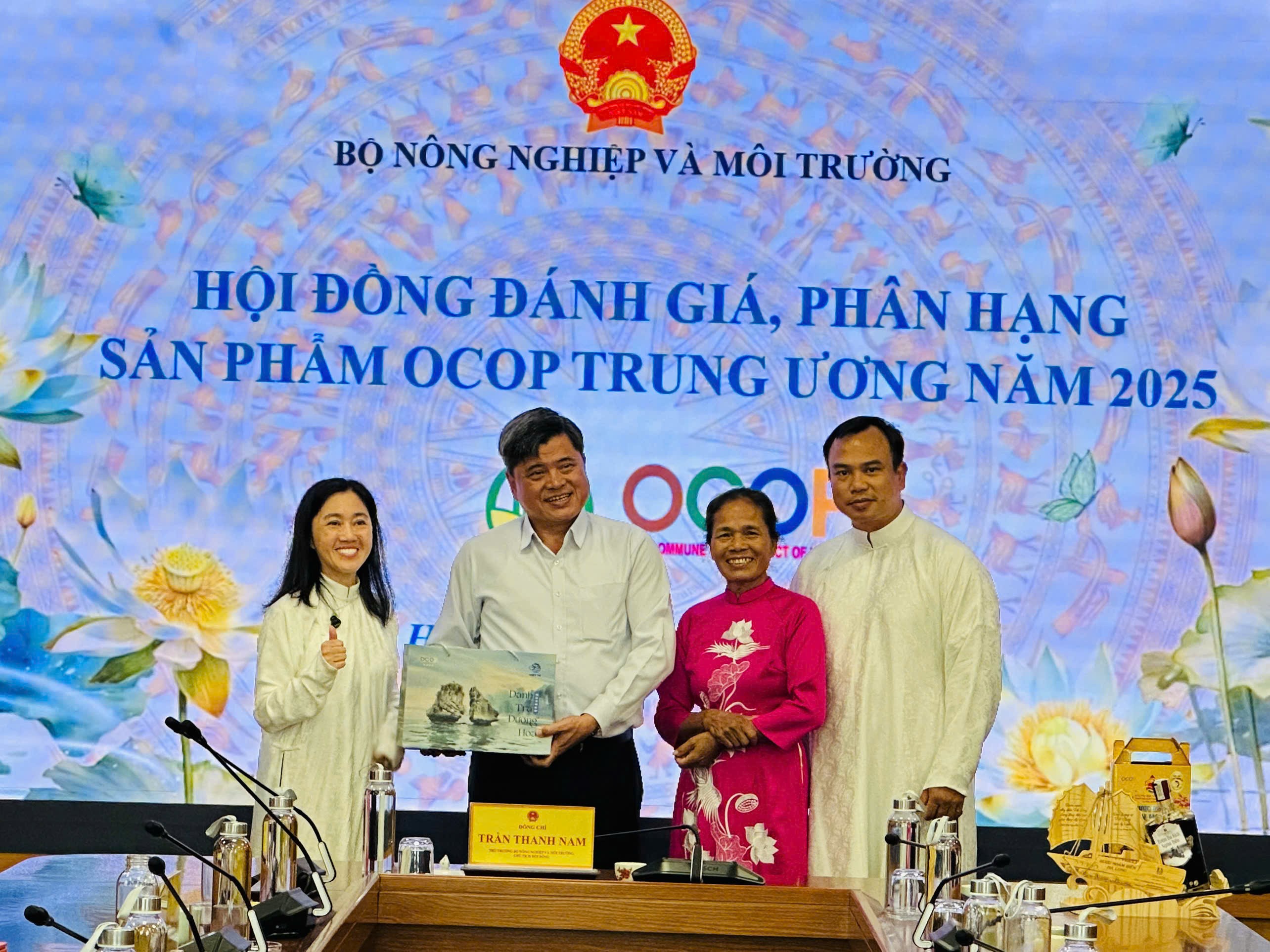 tra-duong-hoa-duoc-vinh-danh-1782403107 tra-duong-hoa-duoc-vinh-danh-1782403107.jpg