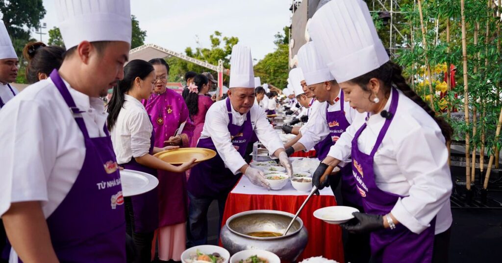 300 tô bún bò cùng lúc xác lập Kỷ lục Việt Nam, Huế khẳng định vị thế Kinh đô Ẩm thực
