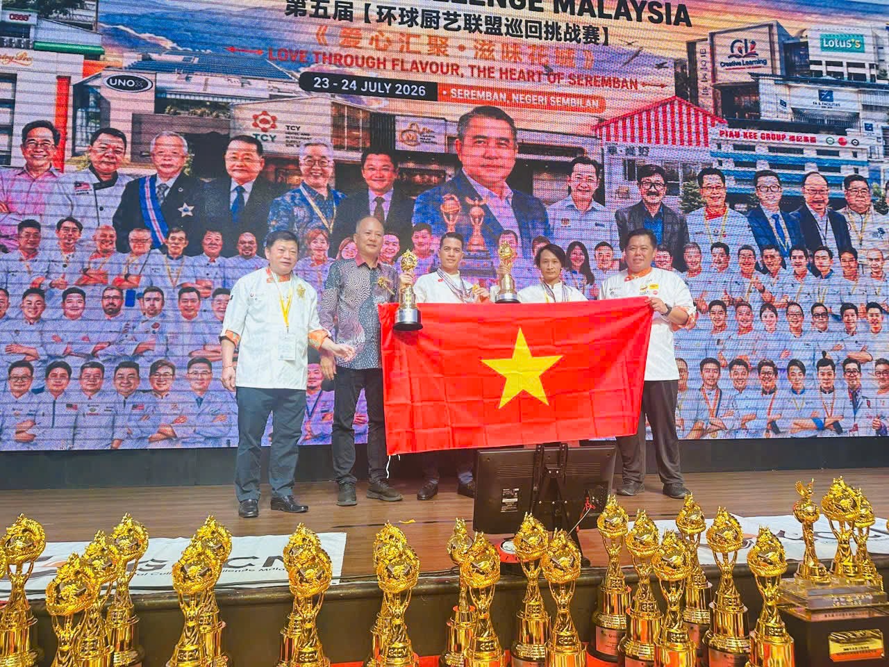 ng-le-quang-dat-va-ong-pham-xuan-tung-ben-cup-vang-hang-muc-fruits-vegetables-carving-display-tai-gccm-malaysia-2026-1784978913.jpg