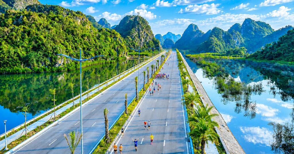 Quảng Ninh rộn ràng chào thành phố mới