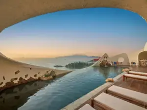 Đi chậm để cảm nhận Việt Nam qua từng bước chân