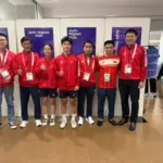 Chủ tịch Ủy ban Olympic Việt Nam Nguyễn Văn Hùng tiếp lửa cho Đoàn Thể thao Việt Nam trước giờ xung trận tại ASIAD 20