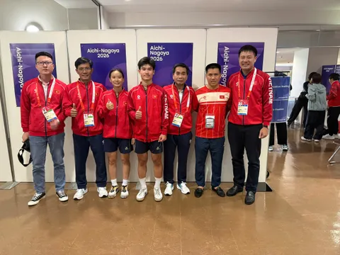Chủ tịch Ủy ban Olympic Việt Nam Nguyễn Văn Hùng tiếp lửa cho Đoàn Thể thao Việt Nam trước giờ xung trận tại ASIAD 20