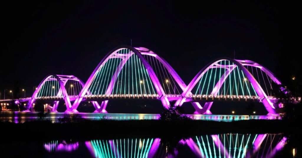 Ngắm cầu Nhật Lệ 3- vẻ đẹp hình tượng thiên nhiên hùng vĩ với những dòng sông uốn lượn dưới núi đá vôi
