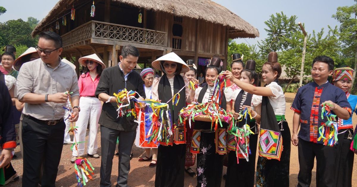 Phó Chủ tịch UBND TP Hà Nội yêu cầu làm mới sản phẩm tại Làng Văn hóa – Du lịch các dân tộc Việt Nam