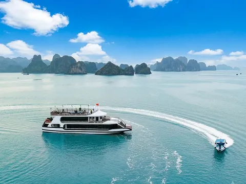 “Hạm đội” du lịch Hạ Long tỏa sáng trên Di sản