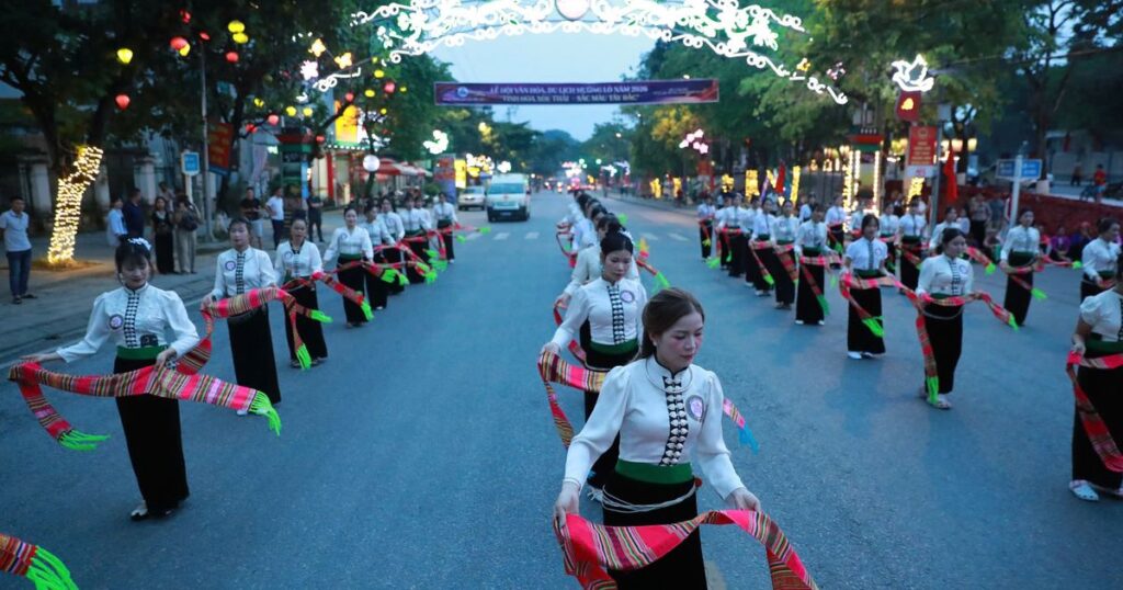 Rực rỡ sắc màu diễu diễn đường phố tại Lễ hội Văn hóa, Du lịch Mường Lò 2026