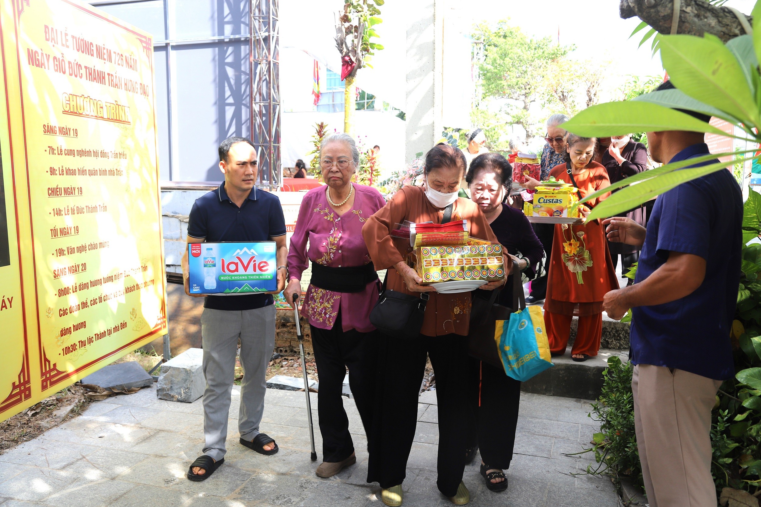 du-khach-chan-nhang-1790866702.jpg