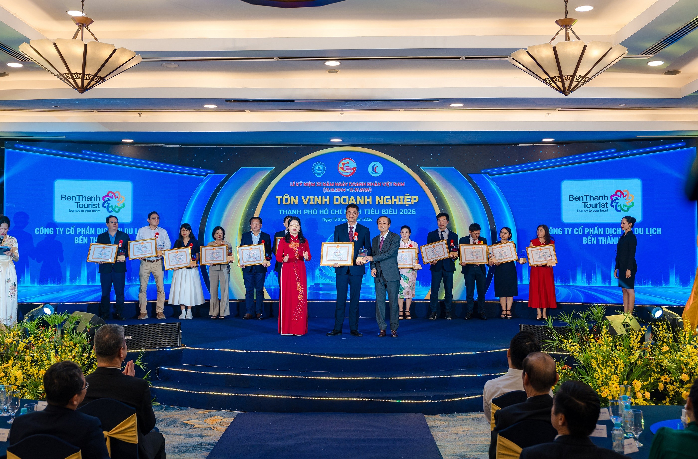 h01-dai-dien-benthanh-tourist-nhan-giai-doanh-nghiep-tphcm-tieu-bieu-2026-1791982928.jpg