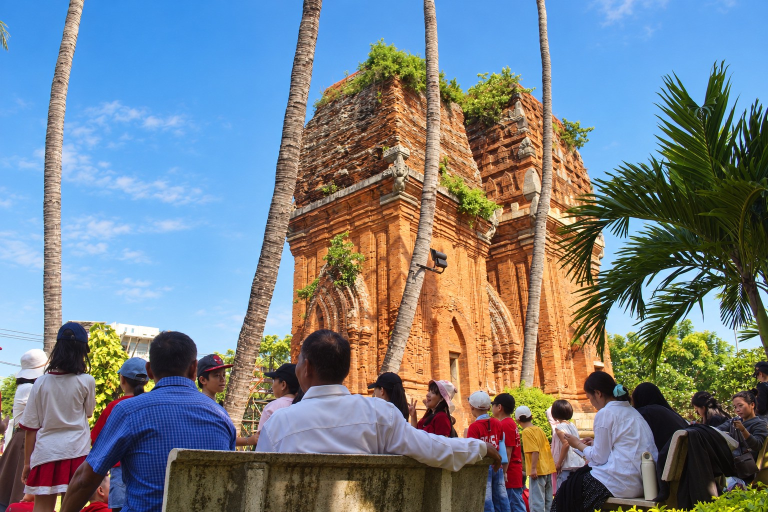 Phút thư giãn của người dân, du khách và các em học sinh, sinh viên trong không gian cổ kính của Tháp Đôi.