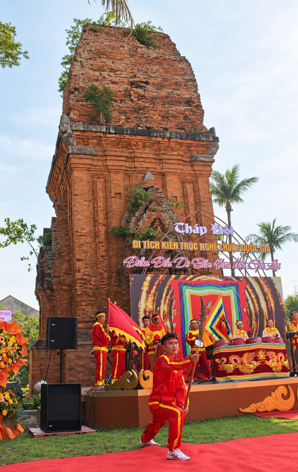 Biểu diễn võ dưới bóng tháp cổ.
